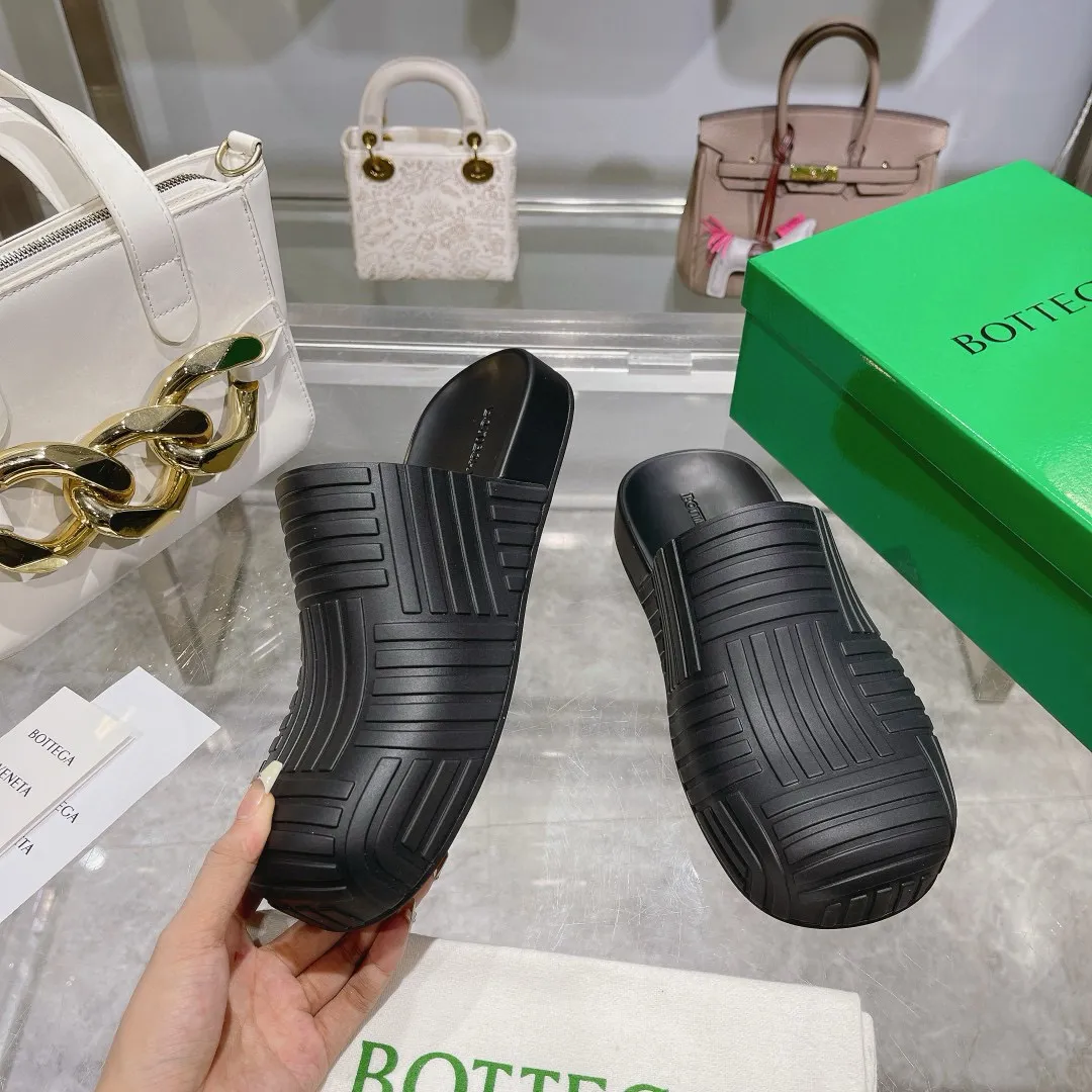 Factory price: 300💰🍀𝐁𝐨𝐭𝐭𝐞𝐠𝐚 𝐕𝐞𝐧𝐞𝐭𝐚 Bottega Veneta BV new men's woven surface ultra-light rubber garden shoes It looks good and is easy to wear. It is perfect with straight wide-leg pants, okay? It can also be worn in the summer, and it has characteristics for daily use, which is very BV~ The thickened toe box is slightly tilted like a derby, which is easy to match. The inner forefoot has texture that matches the sole of the foot. It is not made of rain boots with fleshy materials, which is more comfortable. M𝐁𝐨𝐭𝐭𝐞𝐠𝐚 𝐕𝐞𝐧𝐞𝐭𝐚 Bottega Veneta's new men's woven top ultra-light rubber garden shoes are good-looking and easy to wear. They are perfect with straight wide-leg pants, okay? 🐸It can also be worn in summer, and it has characteristics for daily life, which is very BV~ The thickened toe cap is slightly tilted like a derby, which is a good match. The inner forefoot has a pattern that matches the sole of the foot. It is not made of rain boots made of fleshy material, which is more comfortable. SIZE: 35-46 (45 and 46 are custom-made and cannot be returned or exchanged)